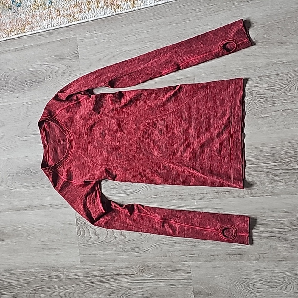Lululemon swiftly tech long sleeve.  Size 2
